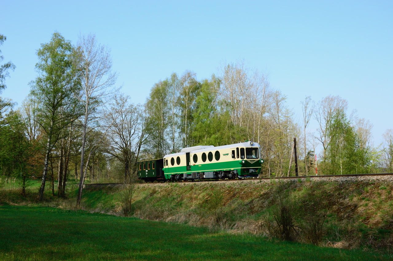 Motorový vůz zvaný ponorka na trati